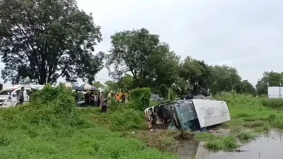 Lật xe buýt trường học ở Thái Lan, nhiều học sinh bị thương