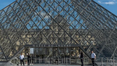 Diễn biến vụ trộm giữa ban ngày tại Bảo tàng Louvre