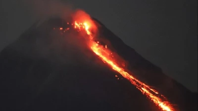 Philippines sơ tán gần 3.000 người vì núi lửa phun trào