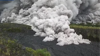 Kinh hãi khoảnh khắc núi lửa ở Indonesia phun trào