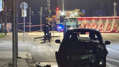 Hiện trường vụ ô tô đâm vào trạm xe buýt ở Đức