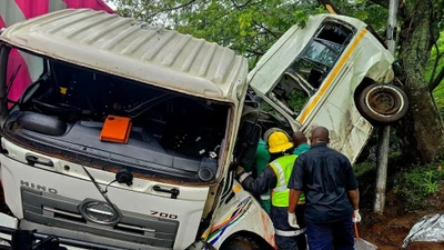 Xe buýt va chạm xe tải, ít nhất 11 người thiệt mạng