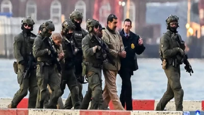 Khoảnh khắc Tổng thống Venezuela Maduro bị đưa tới tòa án ở New York