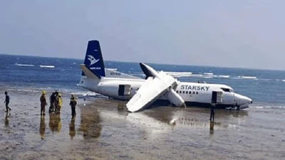 Máy bay chở khách trượt khỏi đường băng, lao ra bờ biển