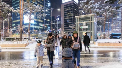 Cảnh tuyết rơi đầu mùa ở thủ đô Hàn Quốc