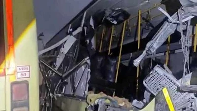 Hai xe buýt va chạm trực diện ở Ấn Độ, 75 người thương vong