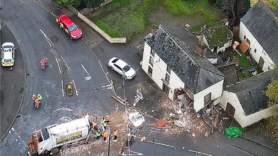 Xe chở rác đâm vào nhà dân, 3 người thương vong