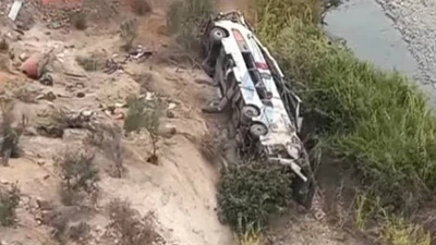 Xe buýt lao xuống khe núi ở Peru, hơn 60 người thương vong