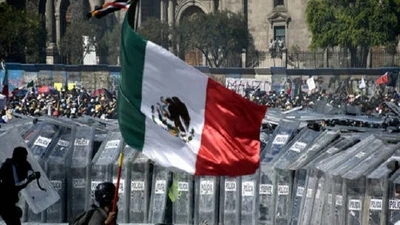 Đụng độ giữa cảnh sát và người biểu tình ở Mexico