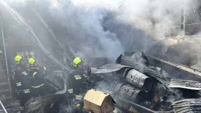 Hiện trường vụ trực thăng quân sự rơi xuống khu chợ ở Iran 