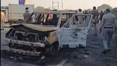 Xe cứu thương bất ngờ bốc cháy, 4 người tử vong