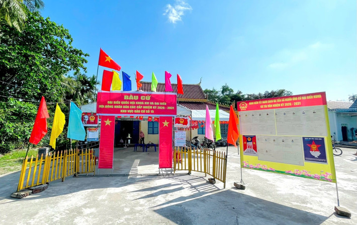 Trong không khí trang nghiêm và phấn khởi, toàn thành phố có 3.096.128 cử tri tham gia bỏ phiếu tại 2.597 tổ bầu cử (bao gồm 134 tổ bầu cử riêng của các đơn vị vũ trang, bệnh viện, trường học, trại tạm giam…). Tại các tuyến đường, cờ hoa và pa-nô tuyên truyền được trang trí rực rỡ; danh sách cử tri cùng tiểu sử tóm tắt ứng cử viên được niêm yết công khai tại các điểm bầu cử, tạo điều kiện thuận lợi cho người dân lựa chọn.