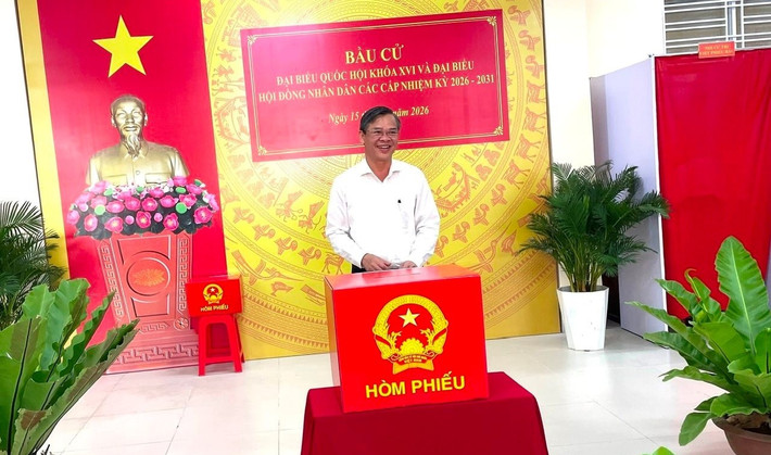 Để bảo đảm mọi công dân đều được thực hiện quyền bầu cử, tại nhiều khu vực bỏ phiếu, tổ bầu cử còn bố trí hỗ trợ người cao tuổi, người khuyết tật tham gia bỏ phiếu thuận lợi. Bên cạnh đó, các lực lượng chức năng như công an, dân quân tự vệ được bố trí làm nhiệm vụ nhằm bảo đảm an ninh trật tự, an toàn giao thông và phòng cháy chữa cháy tại khu vực bầu cử. Ảnh: Chủ tịch UBND TP Cần Thơ Trương Cảnh Tuyên bỏ phiếu bầu cử.