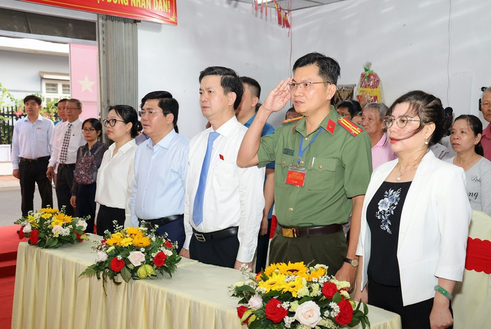 Bí thư Thành ủy Cần Thơ Lê Quang Tùng (thứ ba từ phải sang) dự lễ khai mạc tại phường Ninh Kiều