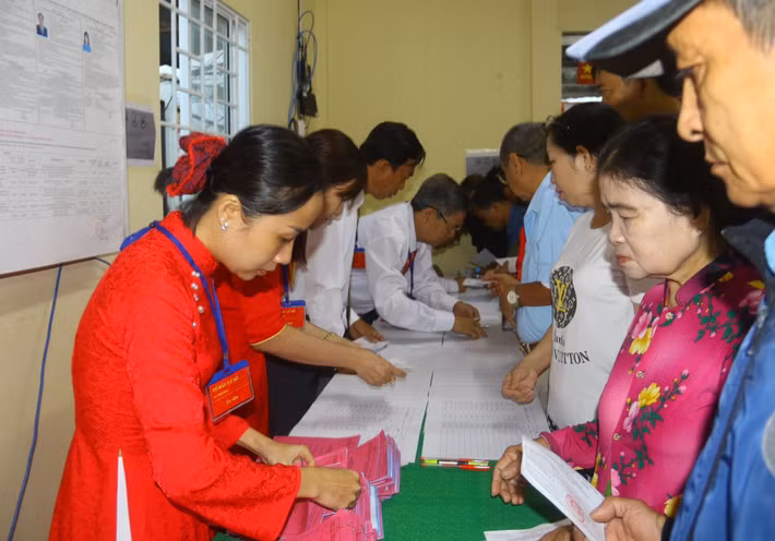 Tại khu vực bỏ phiếu số 22, đơn vị bầu cử số 5 (phường Ninh Kiều), lễ khai mạc có sự tham dự của ông Lê Quang Tùng, Ủy viên Ban Trung ương Đảng, Bí thư Thành ủy Cần Thơ và ông Nguyễn Tuấn Anh, Trưởng đoàn ĐBQH TP Cần Thơ. Ông Nguyễn Văn Hòa, cử tri tại khu vực này chia sẻ: "Tôi rất phấn khởi khi tham gia ngày hội bầu cử. Tôi đã tìm hiểu kỹ chương trình hành động để lựa chọn những đại biểu có đủ năng lực, tâm huyết, đại diện cho tiếng nói của người dân".