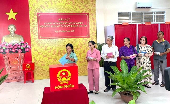 Bầu cử diễn ra trong bối cảnh đất nước đang tích cực triển khai sắp xếp, tinh gọn bộ máy hệ thống chính trị và vận hành mô hình chính quyền địa phương 2 cấp. Với sự chuẩn bị chu đáo và tinh thần trách nhiệm cao thể hiện niềm tin vào sự phát triển của đất nước trong kỷ nguyên mới. (Ảnh: Trung Phạm)