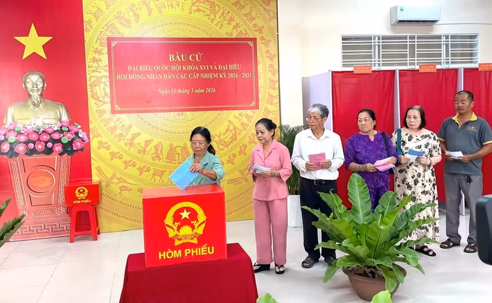 Bầu cử diễn ra trong bối cảnh đất nước đang tích cực triển khai sắp xếp, tinh gọn bộ máy hệ thống chính trị và vận hành mô hình chính quyền địa phương 2 cấp. Với sự chuẩn bị chu đáo và tinh thần trách nhiệm cao thể hiện niềm tin vào sự phát triển của đất nước trong kỷ nguyên mới. (Ảnh: Trung Phạm)