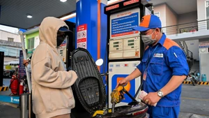 Giá xăng tiếp tục đi lên. Ảnh: Nguyễn Huế/Nguồn Vietnamnet