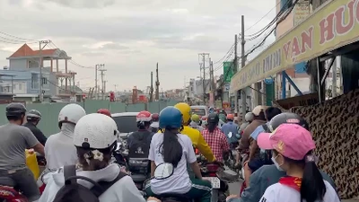 TP HCM: Điểm nóng ùn tắc kéo dài trên quốc lộ 1A