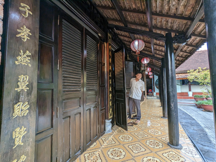 Ngôi nhà 5 gian được làm theo lối chữ Đinh (giống chữ T) rộng 1.000 m2, toàn bộ bằng gỗ quý như gõ mật, căm xe và bình linh. Ảnh: Lao động