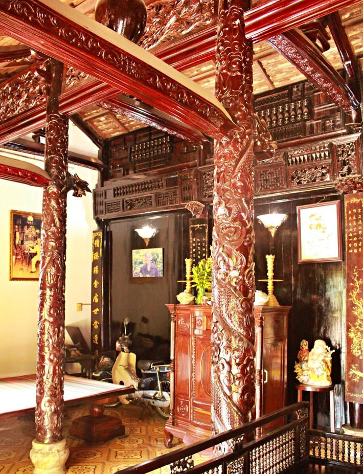 Việc phục dựng ngôi nhà đúng khoảng 80% kiến trúc ban đầu. Các cột, kèo, đòn tay, bao lơn đều do thợ giỏi chạm khắc họa tiết long phụng, hoa văn tinh xảo. Ảnh: Vietnamnet