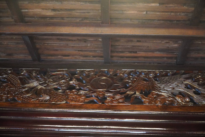 Chi tiết chạm khắc hoa văn rồng phụng tinh xảo. Ảnh: Happynest