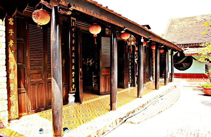 Ông Minh Tâm đi khắp vùng sưu tầm và mua khoảng 40 căn nhà gỗ kiểu miền Nam đã hư hỏng, sắp bị phá dỡ rồi lọc lấy từng bộ phận còn tốt. Sau hai năm sưu tầm ông mới đủ vật liệu. Ảnh: Vietnamnet