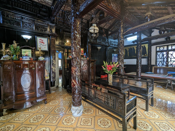 Sau đó, ông thuê 10 thợ mộc tay nghề cao về dựng lại với yêu cầu "phải đúng kiến trúc nhà cổ". Ảnh: Happynest