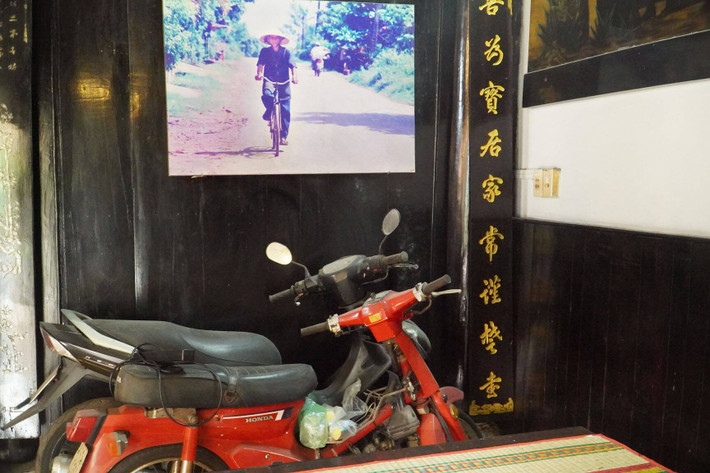 Để tái hiện ký ức tuổi thơ, ông bài trí trong nhà nhiều đồ dùng xưa như quạt cổ, nồi đồng, cối đá, xe máy cổ...Ảnh: Happynest