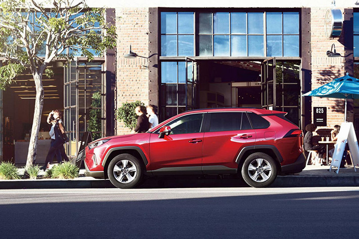 Bên cạnh 2 tùy chọn động cơ, khách hàng Nhật Bản có thể mua 1 trong 6 bản trang bị của Toyota RAV4 2019, bao gồm X, G, Z Package, Adventure, Hybrid X và Hybrid G. Trong đó, bản Adventure có những trang bị riêng như lưới tản nhiệt, cản trước, tấm ốp bảo vệ gầm dưới đầu xe hay bộ vành nhôm 19 inch. Những trang bị này giúp cải thiện hình ảnh xe việt dã cho Toyota RAV4 Adventure 2019.