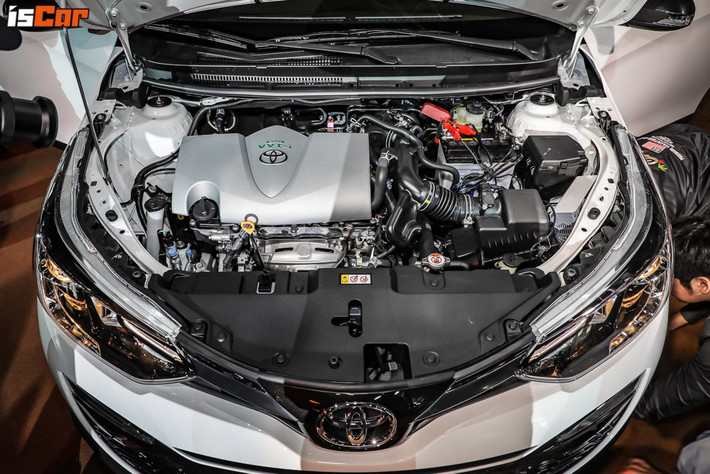 Bên dưới nắp capô của Toyota Yaris Crossover 2019 vẫn là động cơ như Yaris Hatchback bản thường. Cụ thể, xe sử dụng động cơ xăng Dual VVT-i 4 xi-lanh, hút khí tự nhiên, dung tích 1,5 lít, kết hợp cùng hộp số biến thiên vô cấp Super CVT-i với 7 cấp giả lập.