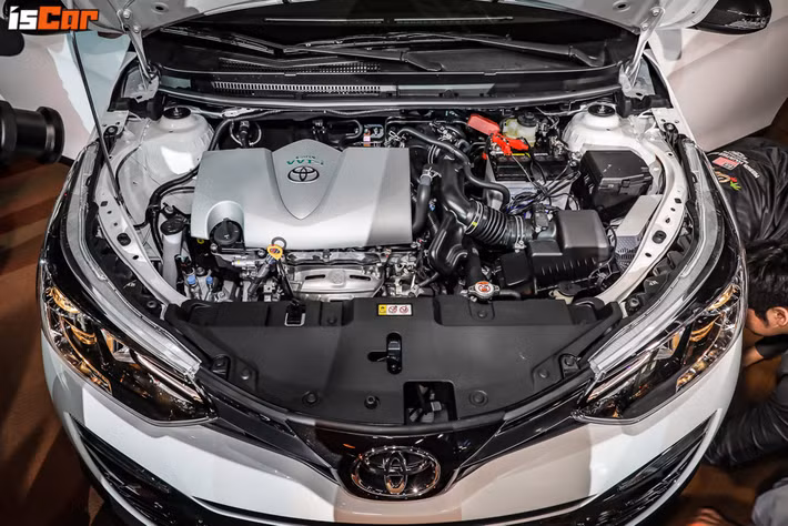 Bên dưới nắp capô của Toyota Yaris Crossover 2019 vẫn là động cơ như Yaris Hatchback bản thường. Cụ thể, xe sử dụng động cơ xăng Dual VVT-i 4 xi-lanh, hút khí tự nhiên, dung tích 1,5 lít, kết hợp cùng hộp số biến thiên vô cấp Super CVT-i với 7 cấp giả lập.