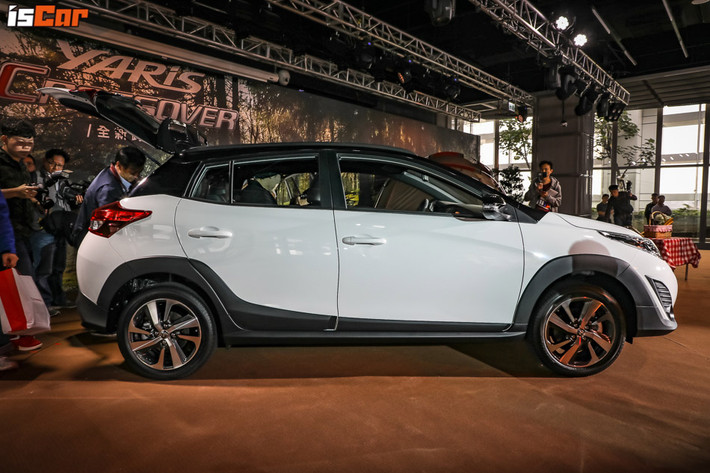 So với Yaris Hatchback bản thường, Toyota Yaris Crossover 2019 chỉ được bổ sung một số phụ kiện ngoại thất sao cho giống xe crossover. Đầu tiên là nẹp xung quanh thân xe bằng nhựa màu đen, mang đến ngoại hình phối 2 tông màu thể thao hơn. Tiếp đến là tấm ốp bảo vệ gầm dưới đầu xe màu bạc.