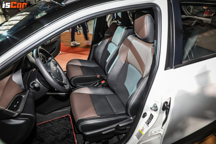 Toyota Yaris Crossover 2019 cũng đi kèm nút bấm khởi động máy và mở cửa không cần chìa khóa. Một điều thú vị nữa là bảng đồng hồ của Toyota Yaris Crossover 2019 vẫn là dạng analog chứ không phải kỹ thuật số.