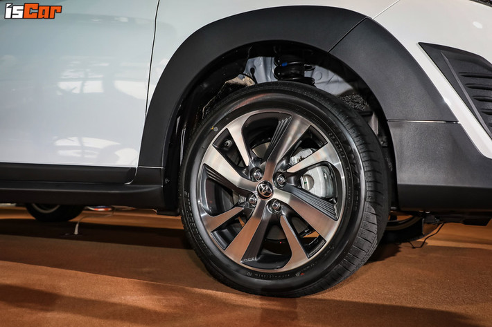 Bên sườn của Toyota Yaris Crossover 2019 ở Đài Loan xuất hiện bộ vành hợp kim đa chấu kích cỡ 16 inch phối 2 màu tương tự loại dùng cho Yaris Cross tại thị trường Nam Phi. Đuôi xe và một số chi tiết có thêm dòng chữ "Cross" nằm bên dưới logo "Yaris" như dấu hiệu nhận biết.