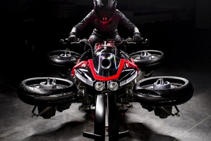 Về thiết kế, La Moto Volante trông tương tự như LM 847 - chiếc môtô 4 bánh với động cơ Maserati V8 470 mã lực trước đó của Lazareth. Nhưng để đem tới cho chiếc xe khả năng bay, Lazareth đã gắn ở mỗi moay-ơ bánh xe một động cơ phản lực Jetcat với vòng tua cực đại 96.000rpm. Để các bánh có thể chuyển từ chế độ bay sang lăn bánh trên đường bằng và ngược lại, ông đã trang bị cho chúng cơ cấu thủy lực đặc biệt.