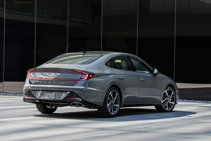 Tiếp đến là hệ thống lái bán tự động cấp độ 2 dành cho Sonata 2020. Hệ thống bao gồm những tính năng như cảnh báo va chạm phía trước, hỗ trợ ra khỏi xe an toàn, phát hiện điểm mù, hỗ trợ bám làn đường, camera 360 độ, hỗ trợ tránh va chạm khi lùi và hỗ trợ đỗ xe điều khiển từ xa.