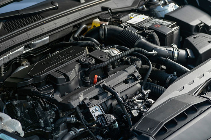 Trong khi đó, tại thị trường Hàn Quốc, Hyundai Sonata 2020 lại dùng 2 tùy chọn động cơ riêng. Thứ nhất là động cơ xăng 4 xi-lanh, dung tích 2.0 lít với công suất tối đa 158 mã lực. Thứ hai là hệ thống hybrid với máy xăng 4 xi-lanh, dung tích 2.0 lít, sản sinh công suất tổng cộng 144 mã lực.