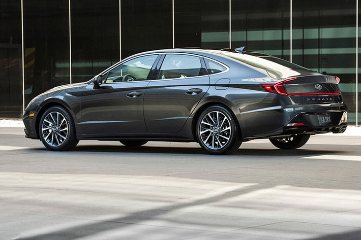 Hãng Hyundai cho biết, những khách hàng ngoài Hàn Quốc có thể chọn Sonata 2020 với động cơ xăng T-GDI 4 xi-lanh, tăng áp, dung tích 1,6 lít hoặc máy GDI 2,5 lít. Trong đó, động cơ 1,6 lít có công suất tối đa 180 mã lực và mô-men xoắn cực đại 264 Nm. Hai con số tương ứng của động cơ 2,5 lít là 190 mã lực và 245 Nm.