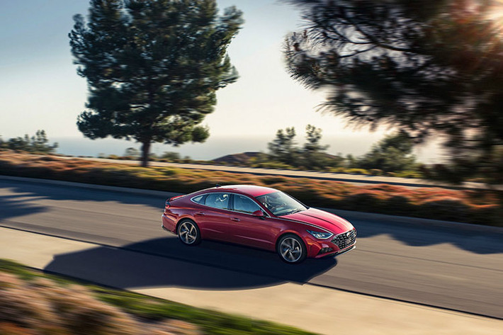 Bên cạnh động cơ và công nghệ mới, các kỹ sư Hyundai còn giành nhiều thời gian cho việc làm mới cả thiết kế nội - ngoại thất của Sonata 2020. Bên trong mẫu sedan cỡ trung này xuất hiện bảng đồng hồ kỹ thuật số toàn phần với màn hình 12,3 inch, màn hình trung tâm 10,3 inch dành cho hệ thống thông tin giải trí và hệ thống âm thanh Bose Premium 12 loa...