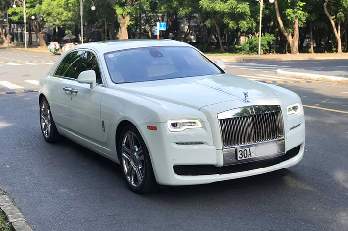 Mẫu xe siêu sang Rolls-Royce Ghost được định vị dưới "đàn anh" Phantom nên được đánh giá là khá phù hợp với các doanh nhân trẻ tuổi. Tại thị trường Việt Nam, số lượng dòng xe này khá nhiều và được đưa về nước với đầy đủ 2 thế hệ cũng như một số phiên bản đặc biệt.