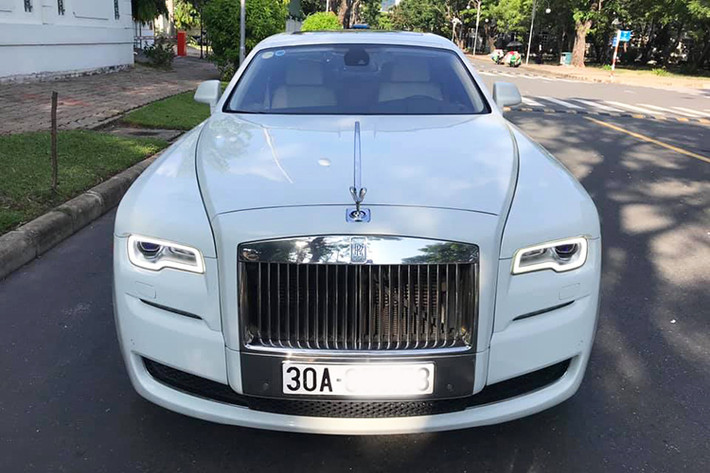 Chiếc Rolls-Royce Ghost Series I đời 2011 này thuộc sở hữu của một doanh nhân tại Hà Nội mang màu trắng sáng cả nội lẫn ngoại thất. Kích thước dài, rộng, cao của xe lần lượt là 5.399 x 1.948 x 1.550 mm. Trục cơ sở xe ở mức 3.295 mm. Trọng lượng của nó khoảng 2.500 kg, tỷ lệ phân bổ trọng lượng trước-sau 51/49.