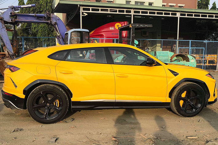 Như vậy, trong khi Minh Nhựa vẫn đang chờ bàn giao chiếc Mercedes-AMG G63 Edition 1 chính hãng để hoàn thành bộ 3 SUV đình đám của mình ở Việt Nam thì doanh nhân đến từ Long An đã nhanh tay hơn khi tậu liền trọn bộ 3 chiếc SUV gồm; Lamborghini Urus, Range Rover Autobiography LWB 5.0 2018 và Mercedes-AMG G63 Edition 1.