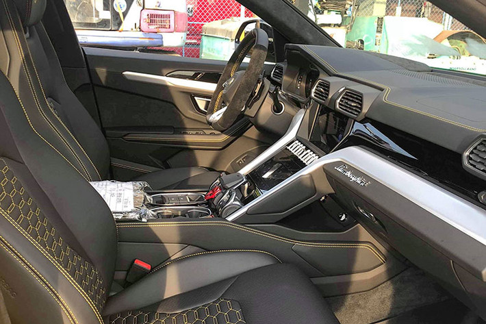  Siêu SUV Lamborghini Urus khi về định cư ở Long An là chiếc thứ 3 tại thị trường Việt Nam nhưng lại là chiếc đầu tiên nhập khẩu theo diện không chính hãng. Xe mang ngoại thất màu vàng với các chi tiết sơn đen đối lập. Giá xe Lamborghini Urus dao động trong khoảng 18,6 đến 23 tỷ đồng.