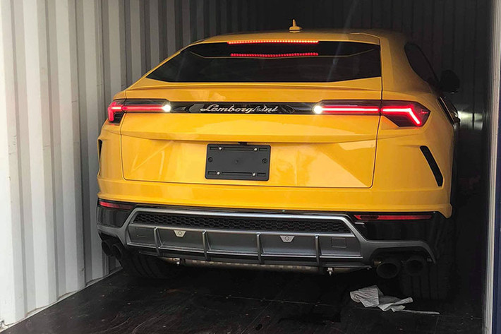 Lamborghini Urus được trang bị động cơ xăng V8, tăng áp kép, dung tích 4.0 lít, cho công suất tối đa 650 mã lực và mô-men xoắn cực đại 850 Nm. Động cơ kết hợp cùng hộp số tự động 8 cấp và hệ dẫn động 4 bánh giúp Lamborghini Urus có thể tăng tốc từ 0-100 km/h trong 3,6 giây trước khi đạt vận tốc tối đa 305 km/h.