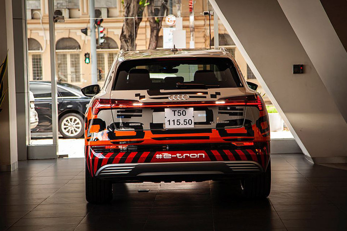 Phần đuôi xe, các thanh trên thanh khuếch tán rộng gợi sự chú ý với việc loại bỏ thiết kế ống xả. Logo e-tron trên nắp sạc nổi bật với tín hiệu điện áp cao màu cam. Audi e-tron là một chiếc SUV điện thích hợp cho nhu cầu thể thao, gia đình và giải trí. Chiều dài 4.901m, rộng 1.935m và cao 1.616m mang đến sự rộng rãi và thoải mái như một mẫu xe cỡ lớn điển hình của thương hiệu bốn vòng tròn.