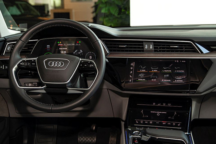 Với màn hình đồng hồ chính ảo tiêu chuẩn, người lái có thể chọn giữa 2 chế độ hiển thị với rõ ràng tất cả các thông tin dưới dạng đồ họa sắc nét, độ phân giải cao. Các tính năng tiện nghi kết hợp với vật liệu chất lượng cao và trình độ thủ công tinh xảo khiến cho chiếc xe điện trở thành một trải nghiệm cao cấp.