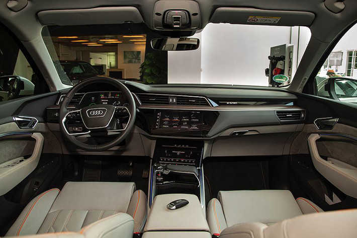 Bên trong, nội thất của e-tron được thiết kế nhấn mạnh vào hiệu suất, nhẹ nhàng và thông minh. Nổi lên ở giữa là khu tựa tay với tích hợp cần chuyển số trong đó người lái xe chỉ cần vận hành bằng ngón tay cái và ngón trỏ. Toàn bộ khu vực điều khiển đều được đặt nghiêng về phía người lái. Các Kỹ sư đã thay thế gần như mọi nút điều khiển thông thường.