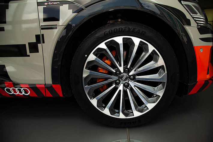 Với trục cơ sở 2.928m, Audi e-tron 2020 mới cung cấp không gian rộng rãi cho 5 người cùng với hành lý. Tổng dung tích khoang hành lý 660l cho phép chiếc SUV điện sẵn sàng với những hành trình dài. Điểm nổi bật của sự tối ưu trên mẫu xe này chính là tùy chọn camera chiếu hậu – đây cũng chính là mẫu xe đầu tiên trên thế giới được sản xuất hàng loạt.