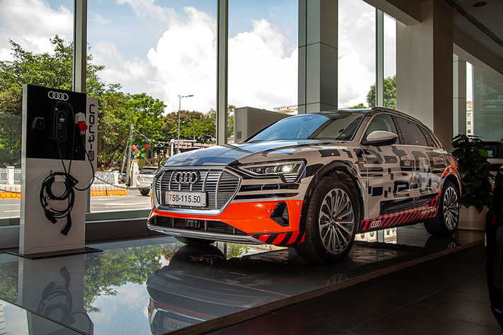 “Audi là thương hiệu xe sang đầu tiên tại Việt Nam trưng bày xe chạy hoàn toàn bằng điện – Audi e-tron – chiếc xe đã có sẵn để bán tại thị trường Châu Âu, do đó sau khi có những chính sách và thuế hỗ trợ từ chính quyền Việt Nam, chúng tôi sẽ sẵn sàng mang tới cho khách hàng Việt Nam”, ông Trần Tấn Trung – Tổng Giám đốc, nhà phân phối chính thức Audi tại Việt Nam hé lộ.